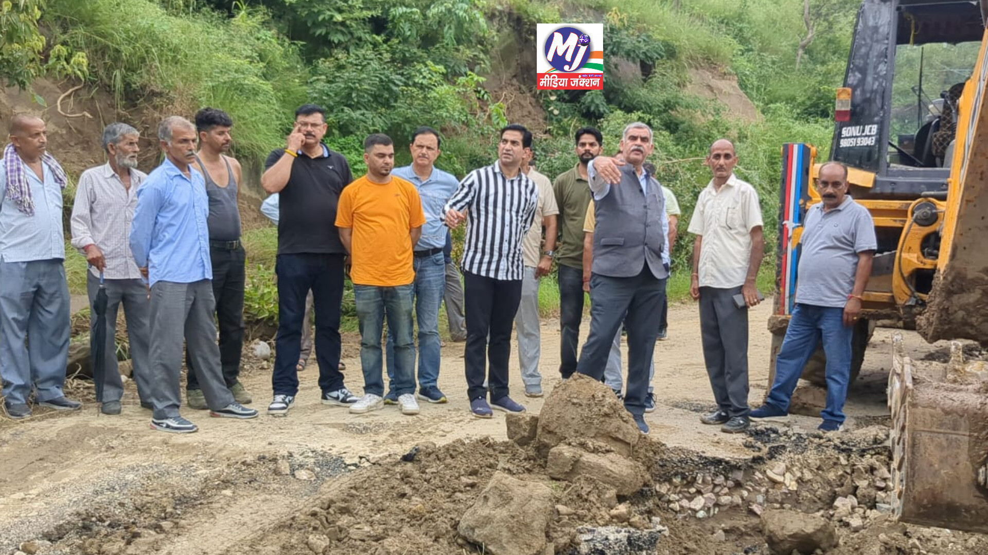 ज्वालामुखी विधायक श्री संजय रत्न ने किया मझीन में आपदा प्रभावित जगहों का दौरा।