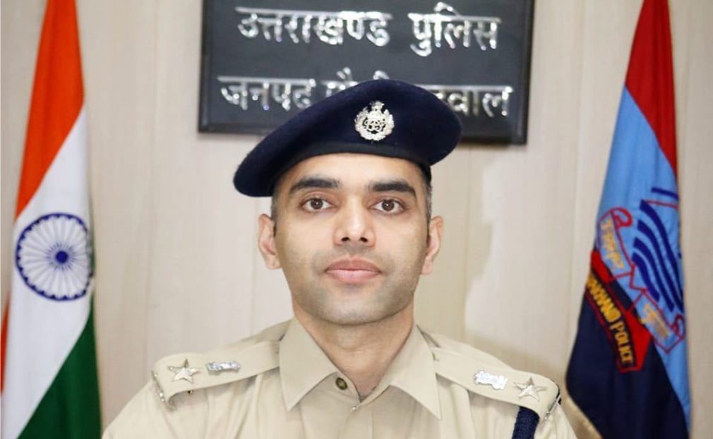 त्योहारी सीजन के मद्देनज़र पौड़ी पुलिस ने कोटद्वार क्षेत्र में फ्लैग मार्च निकाला